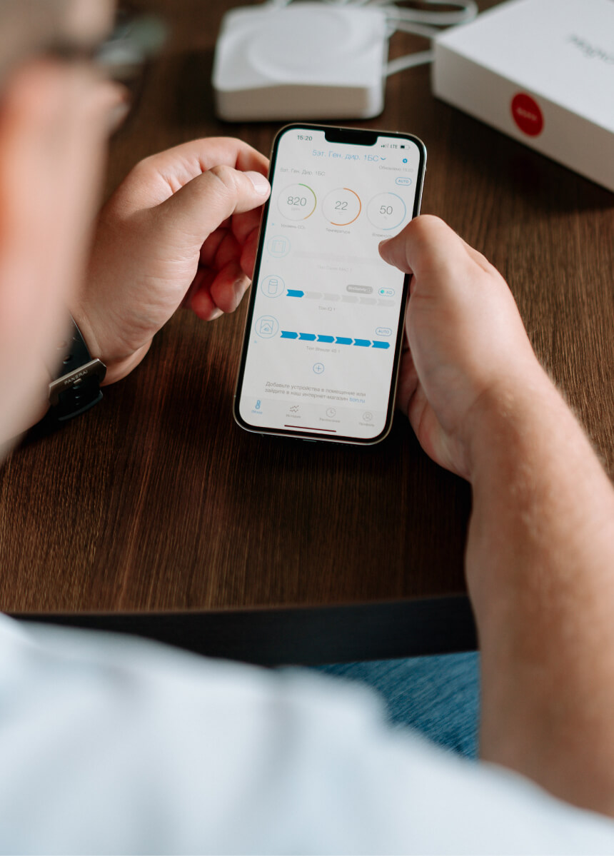 За показателями качества воздуха можно наблюдать на экране смартфона