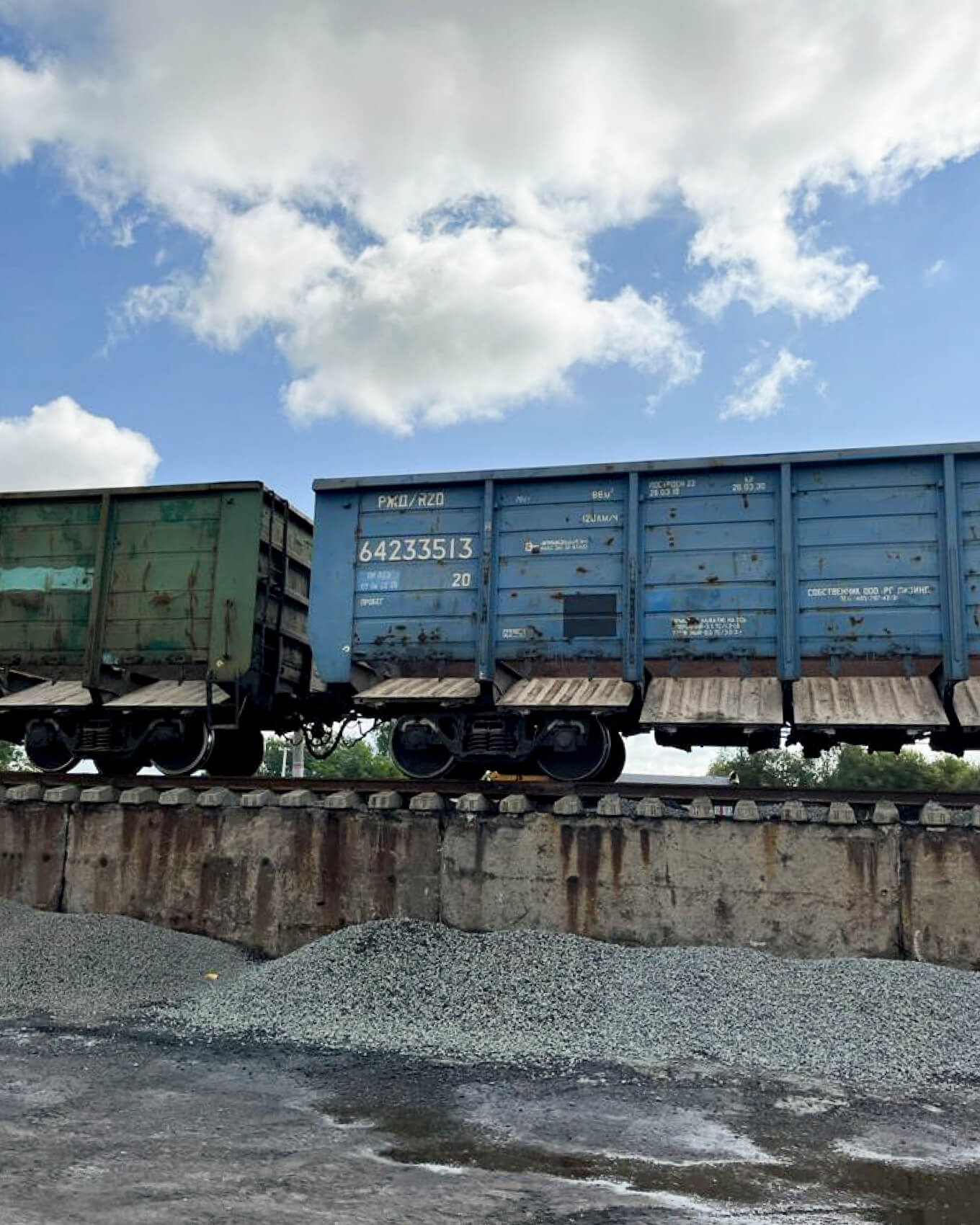 Процесс выгрузки щебня из полувагонов