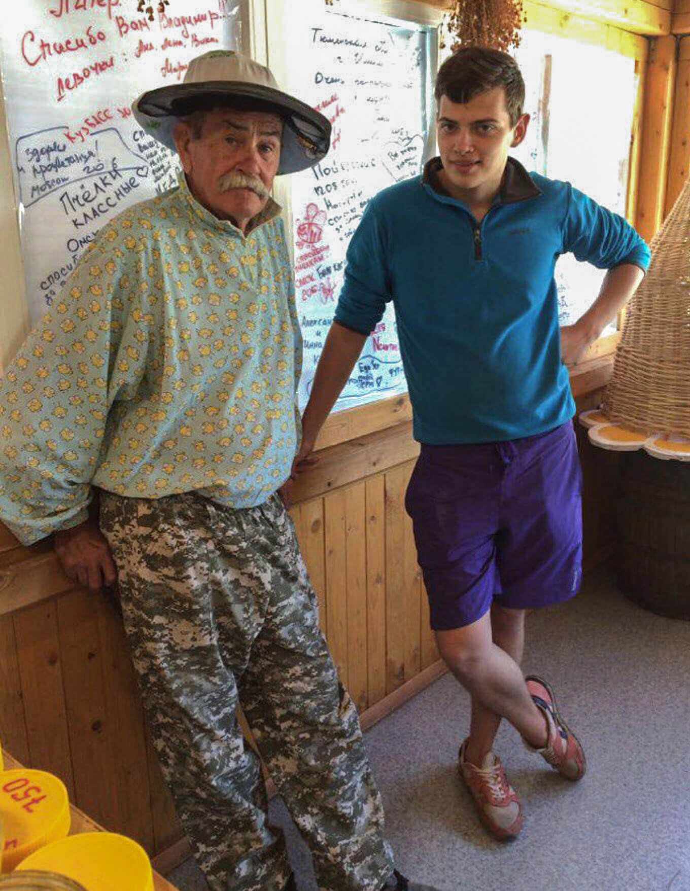 Колесниковы у стены с отзывами о пасеке «Медом в Ухо»