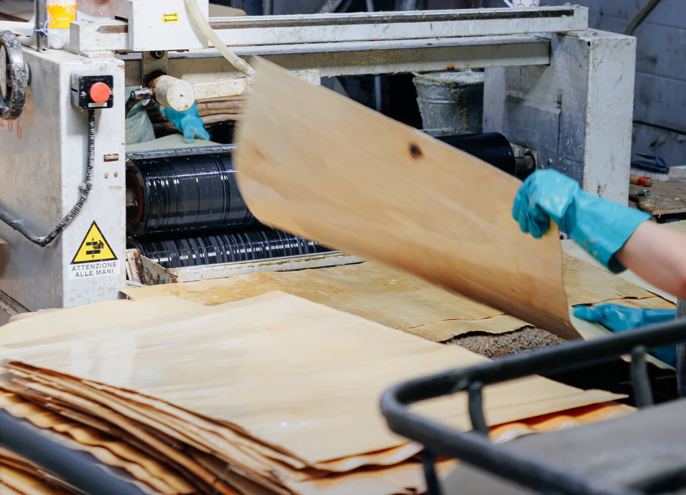 Проклейка шпона с двух сторон