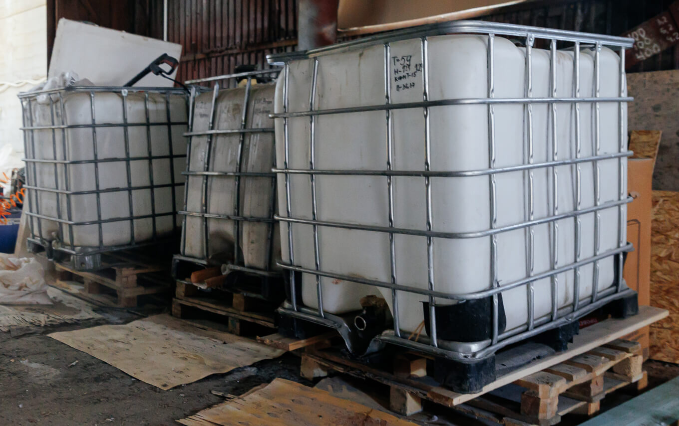 Бочки с клеем на производстве