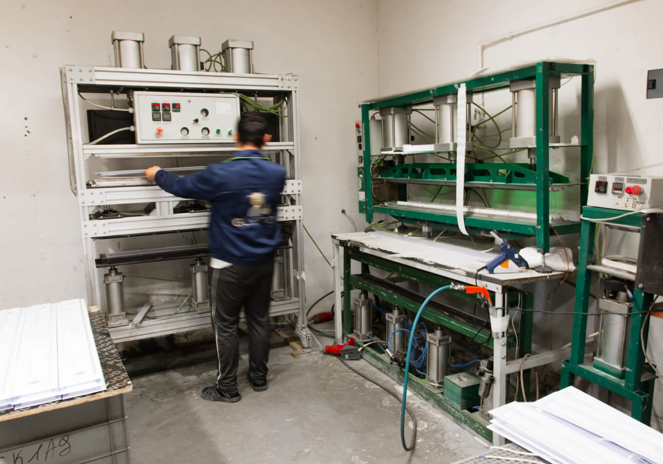 Мастер устанавливает светильник в станок, который нагреет рассеиватель и корпус светильника