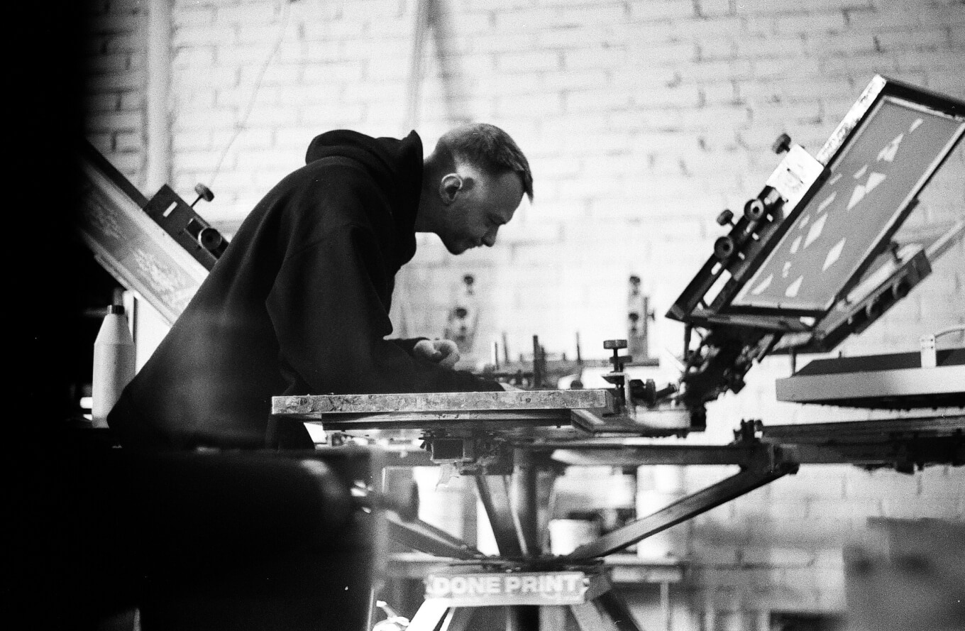 Старший печатник Гоша работает с шелкографией