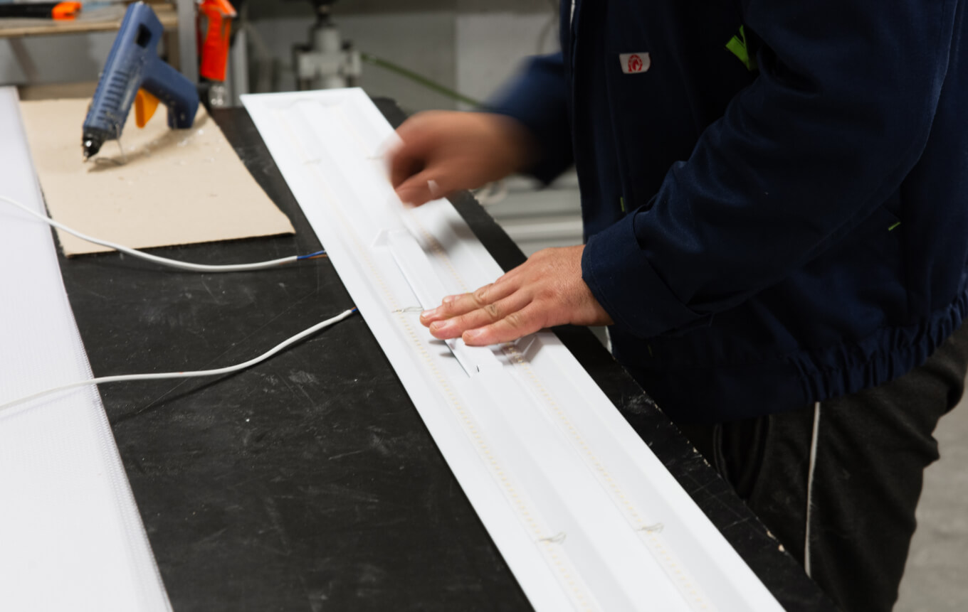 Сборщик устанавливает блок питания в светильник