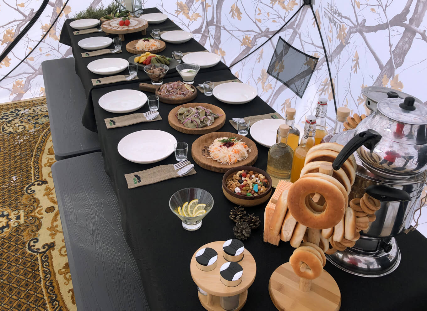 Обед в палатках для гостей кемпа