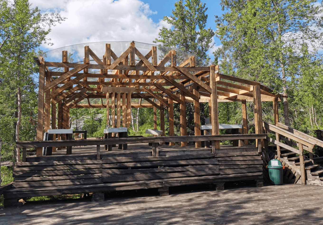 Площадка для концертов в лесу