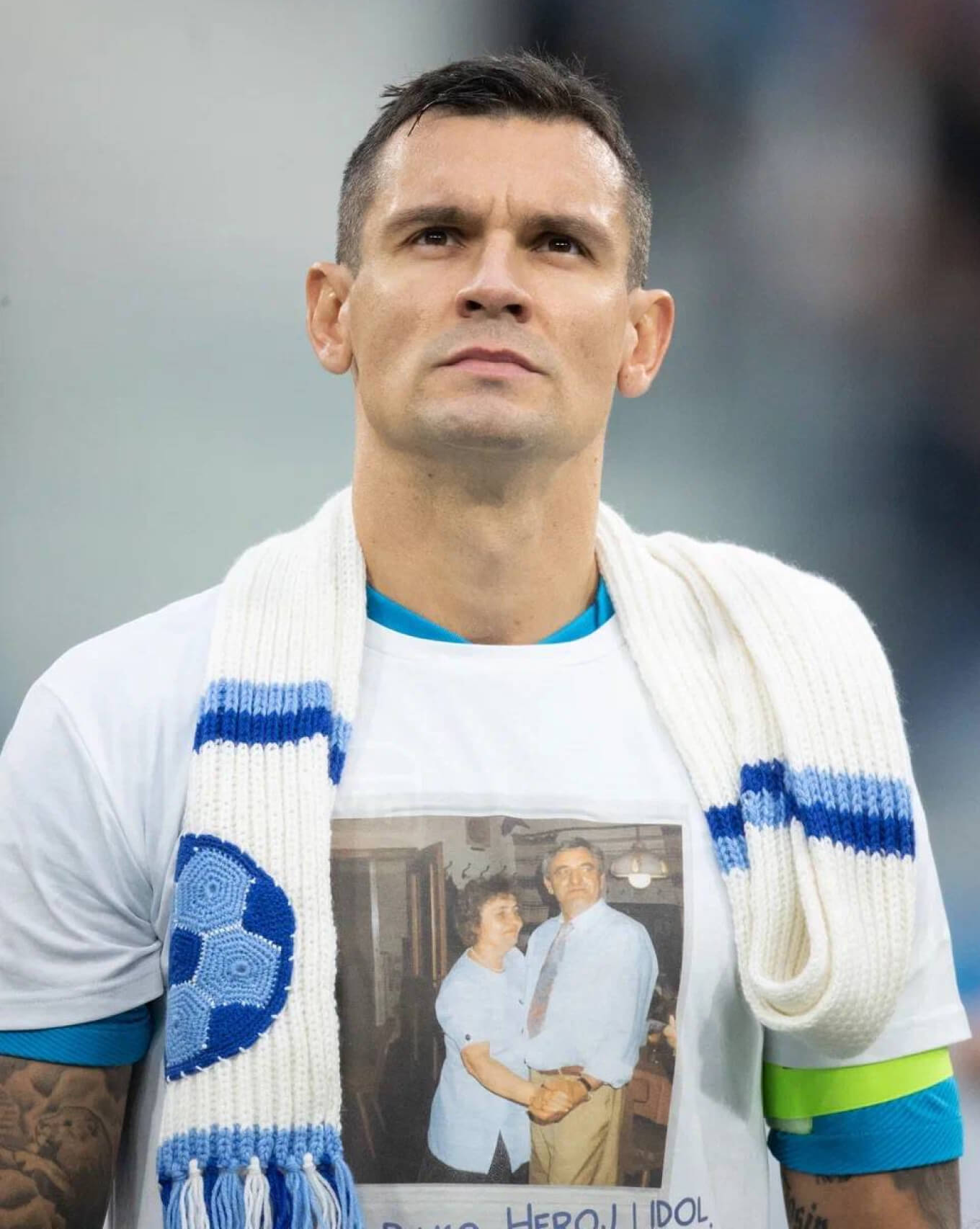 Игроки команды «Зенит» в шарфах от проекта «От ба» на День пожилого человека