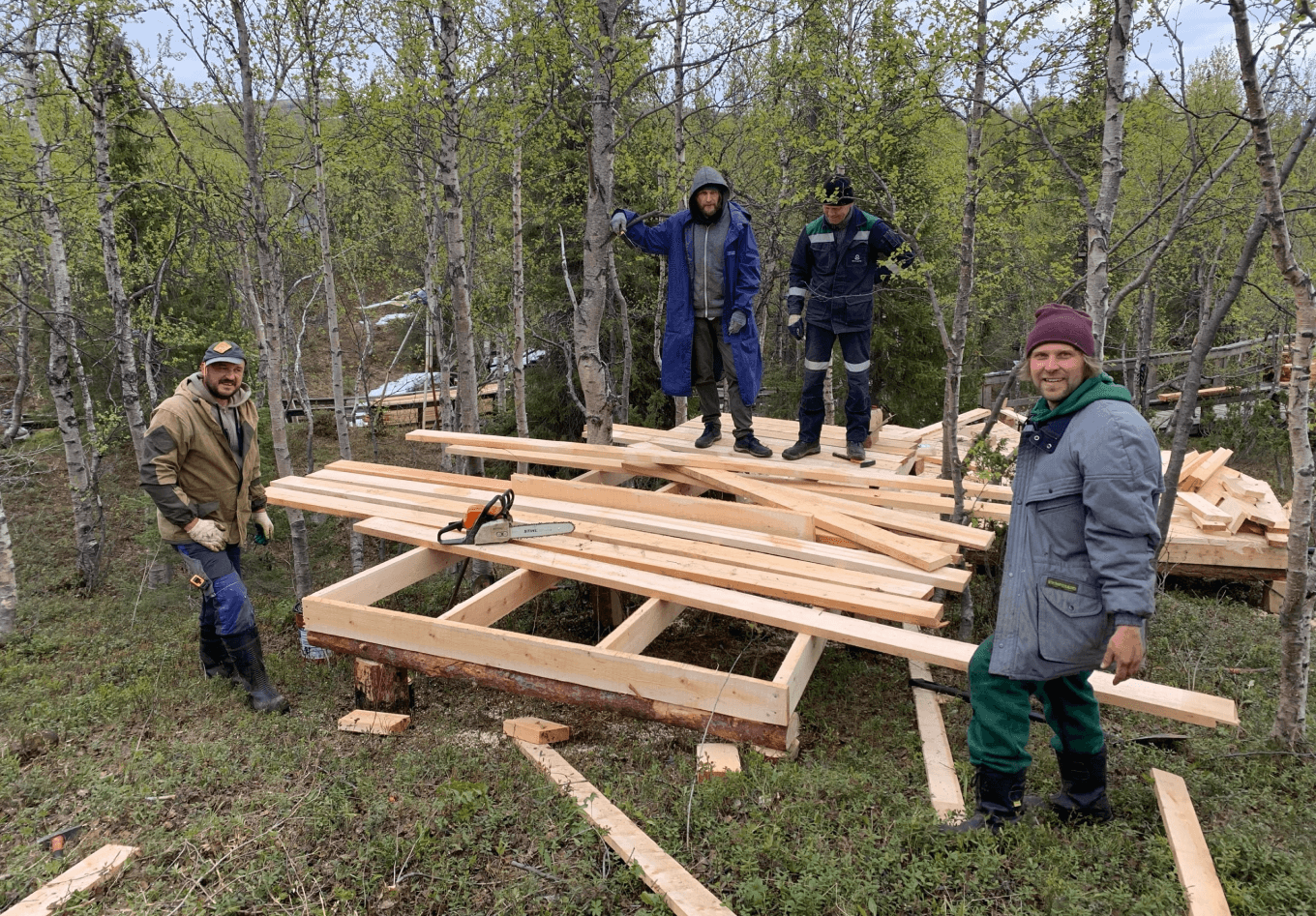 Стройка арт-парке летом в лесу