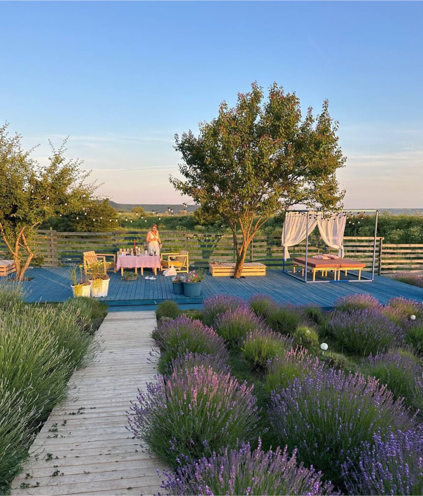 Подиум ярко-синего цвета