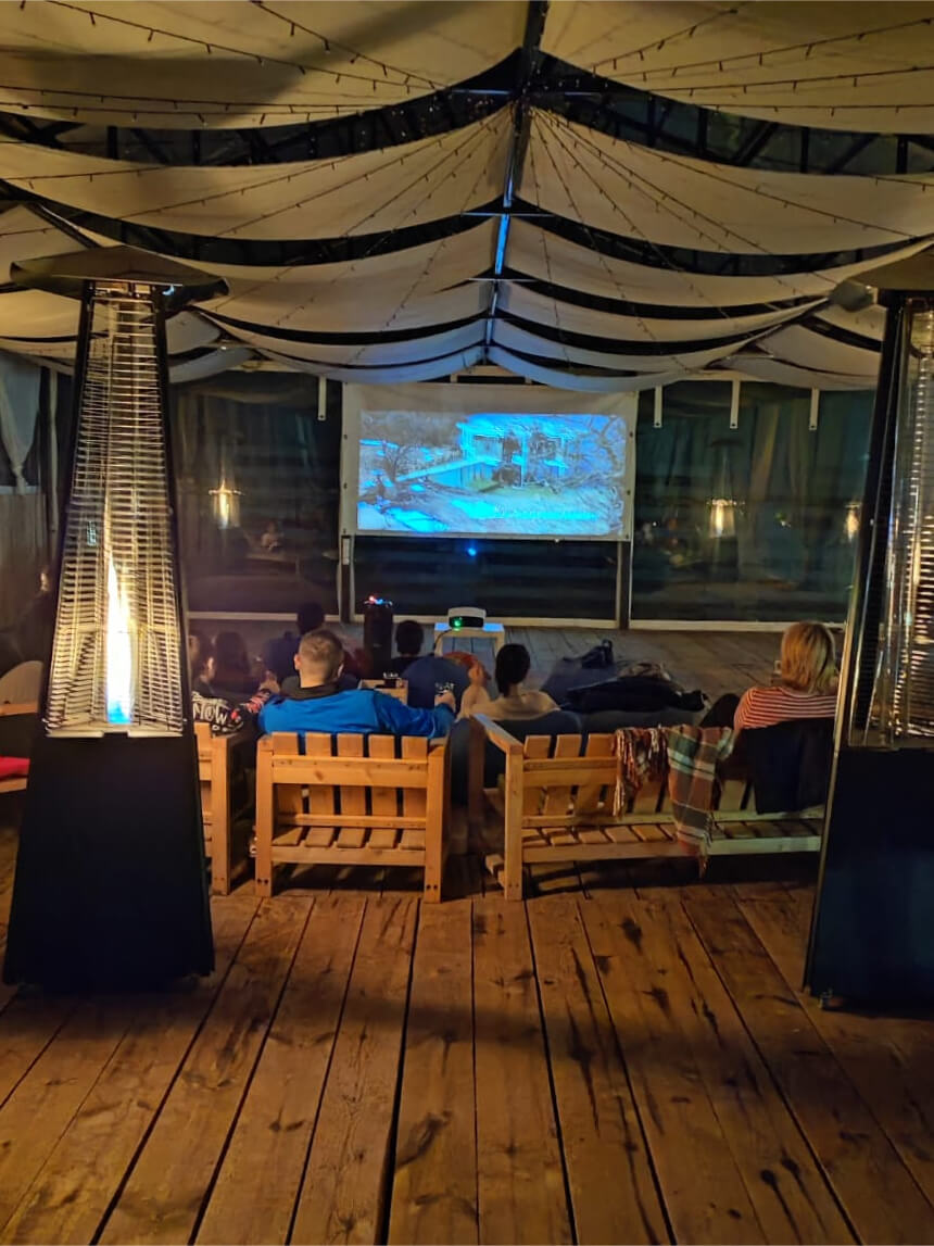 Крытая зона для просмотра фильмов