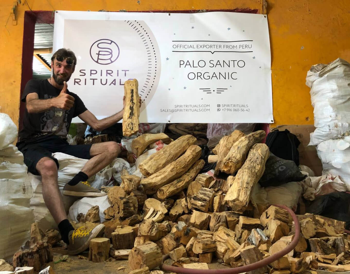 Иван на складе поставщика пало санто в Перу