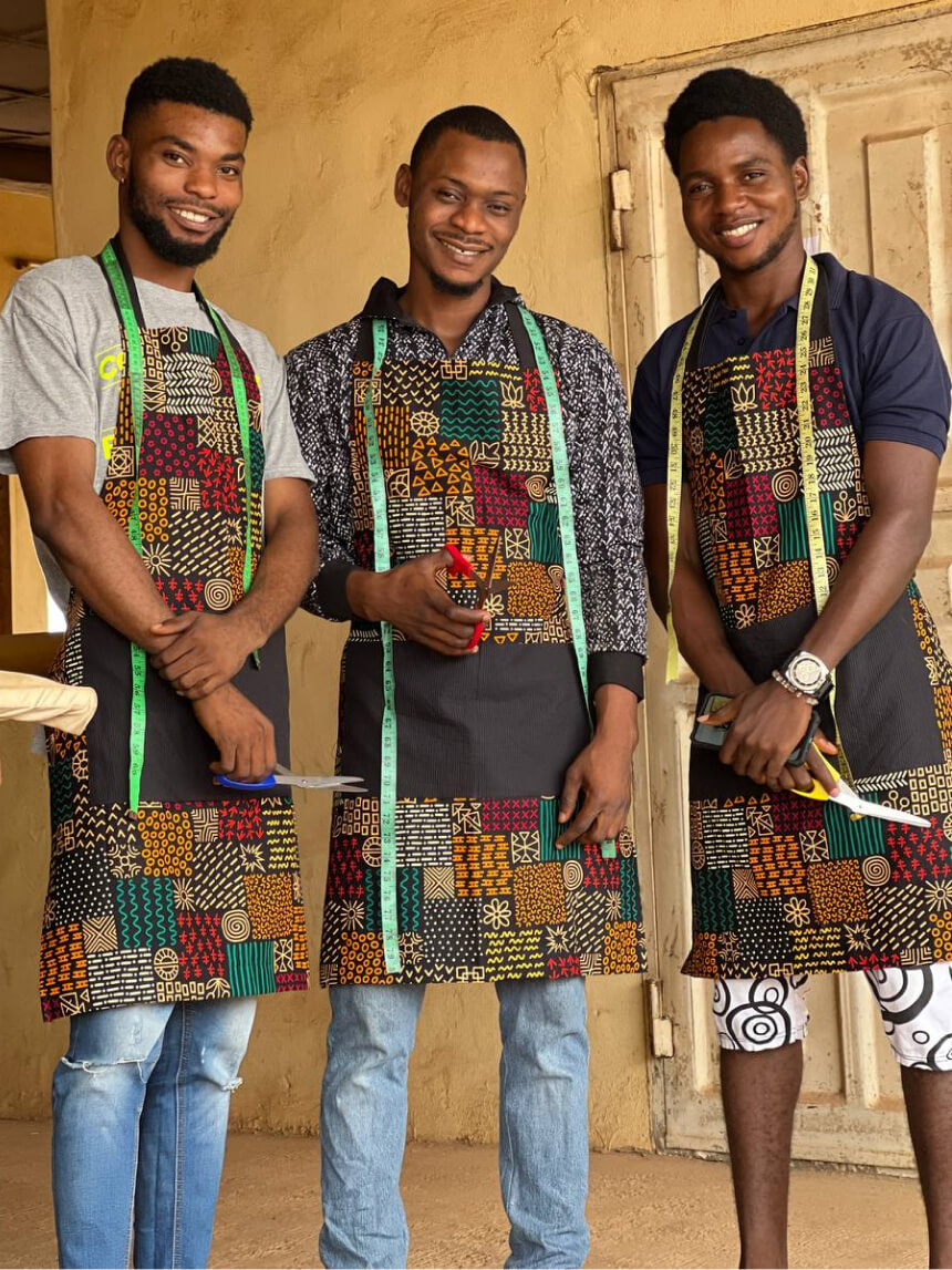 Портные в мастерской по пошиву одежды в Нигерии