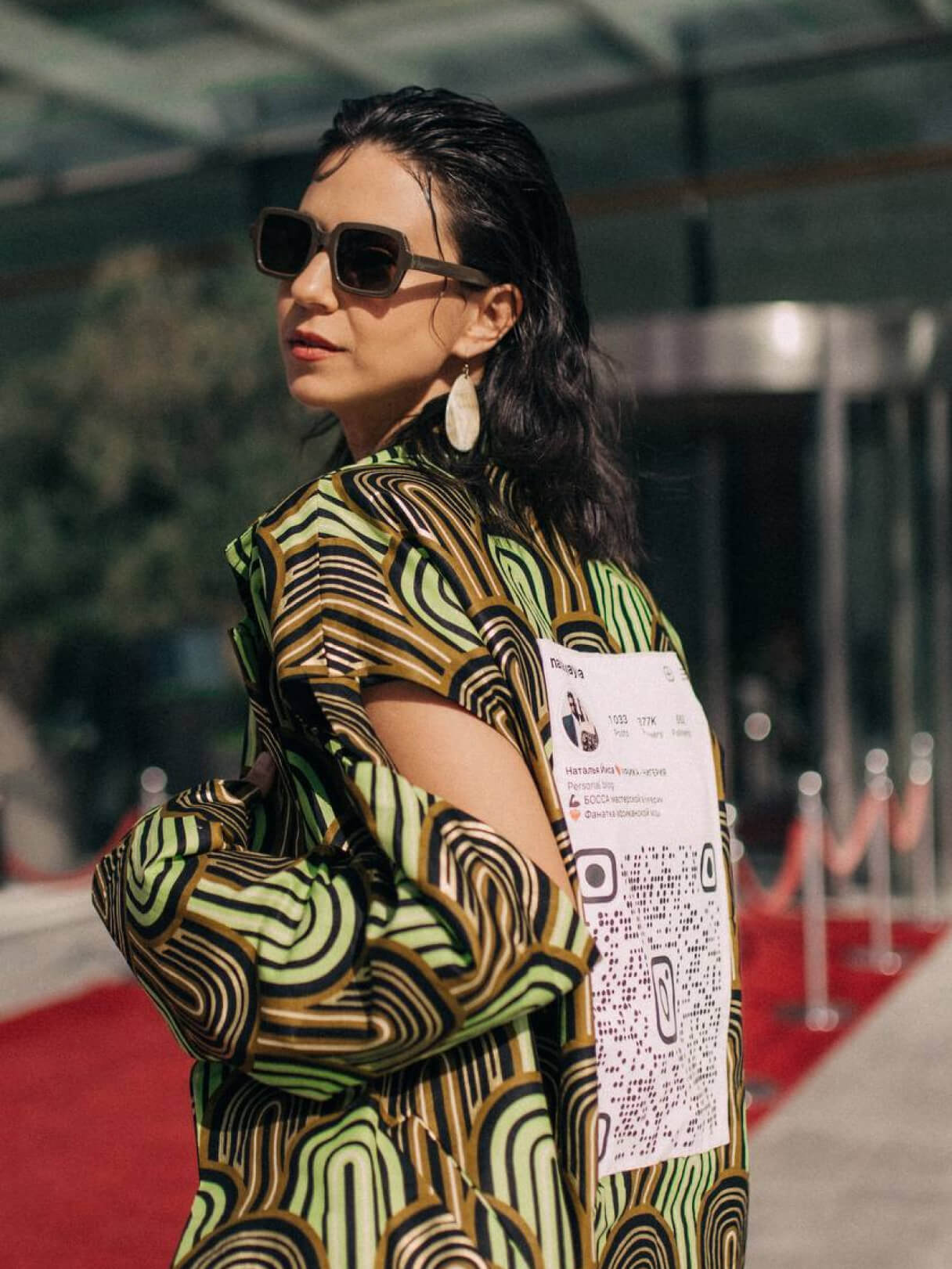 QR-код на спине пиджака