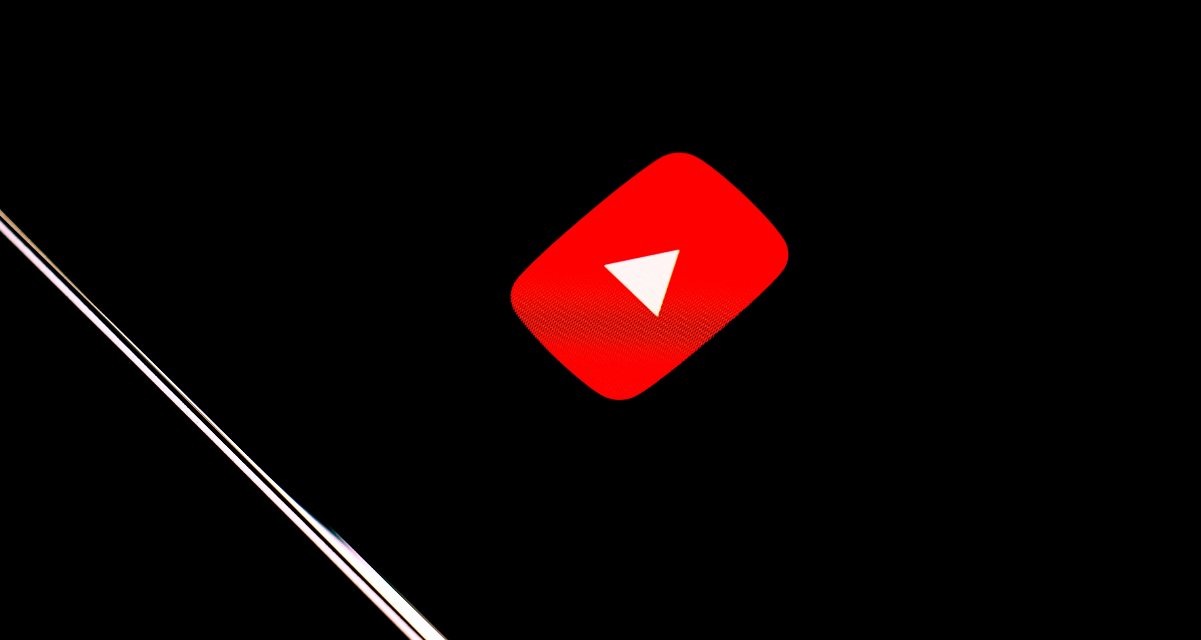 В шортсах на Ютубе теперь можно добавлять стикеры с товарами