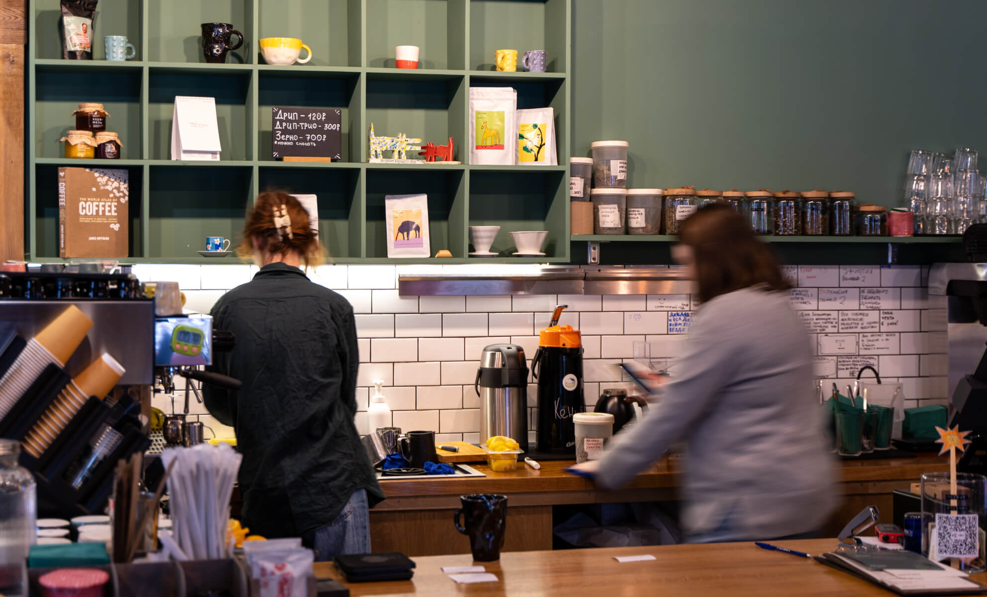 Сотрудники кафе «Огурцы»