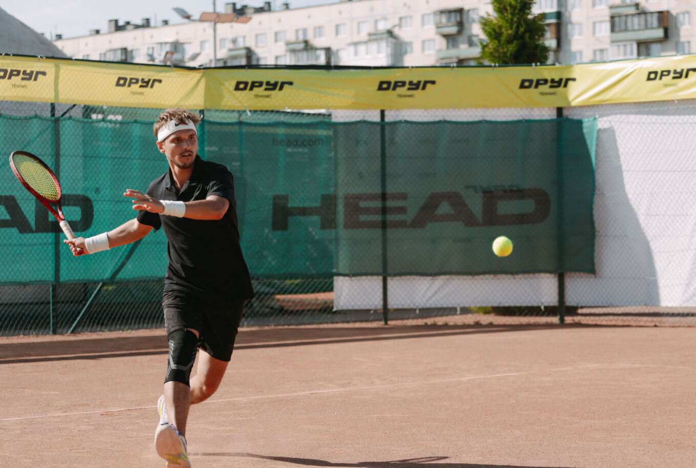 Занятия теннисом