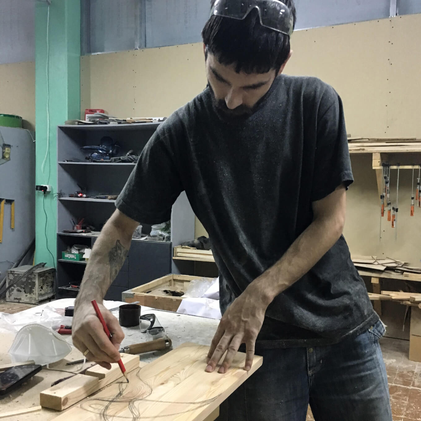 Работа в столярной мастерской