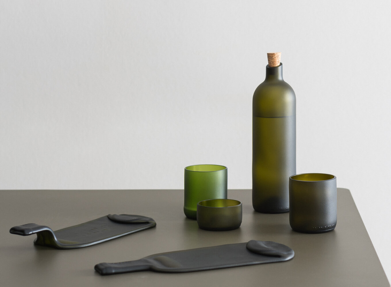 графины и стаканы из винных бутылок