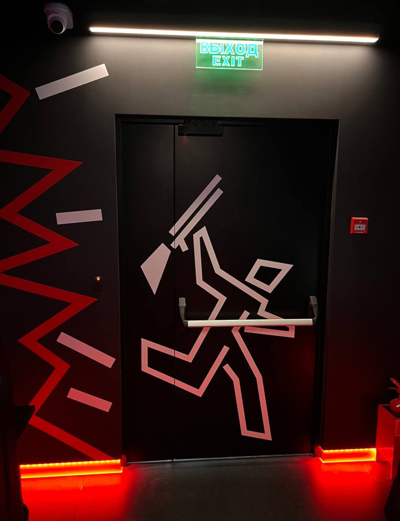 наклейка на стене