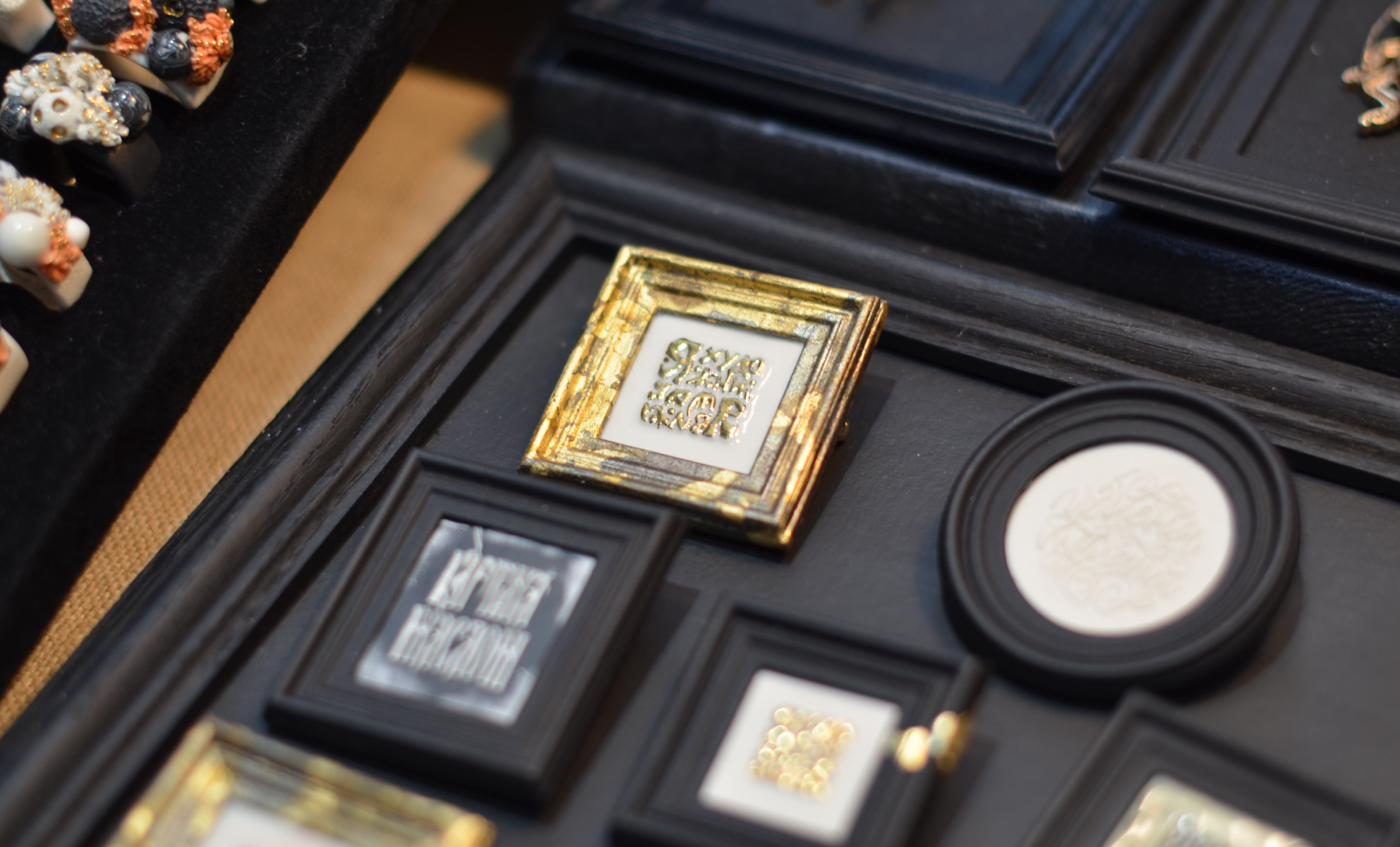 Гравировка в стиле леттеринга на броши