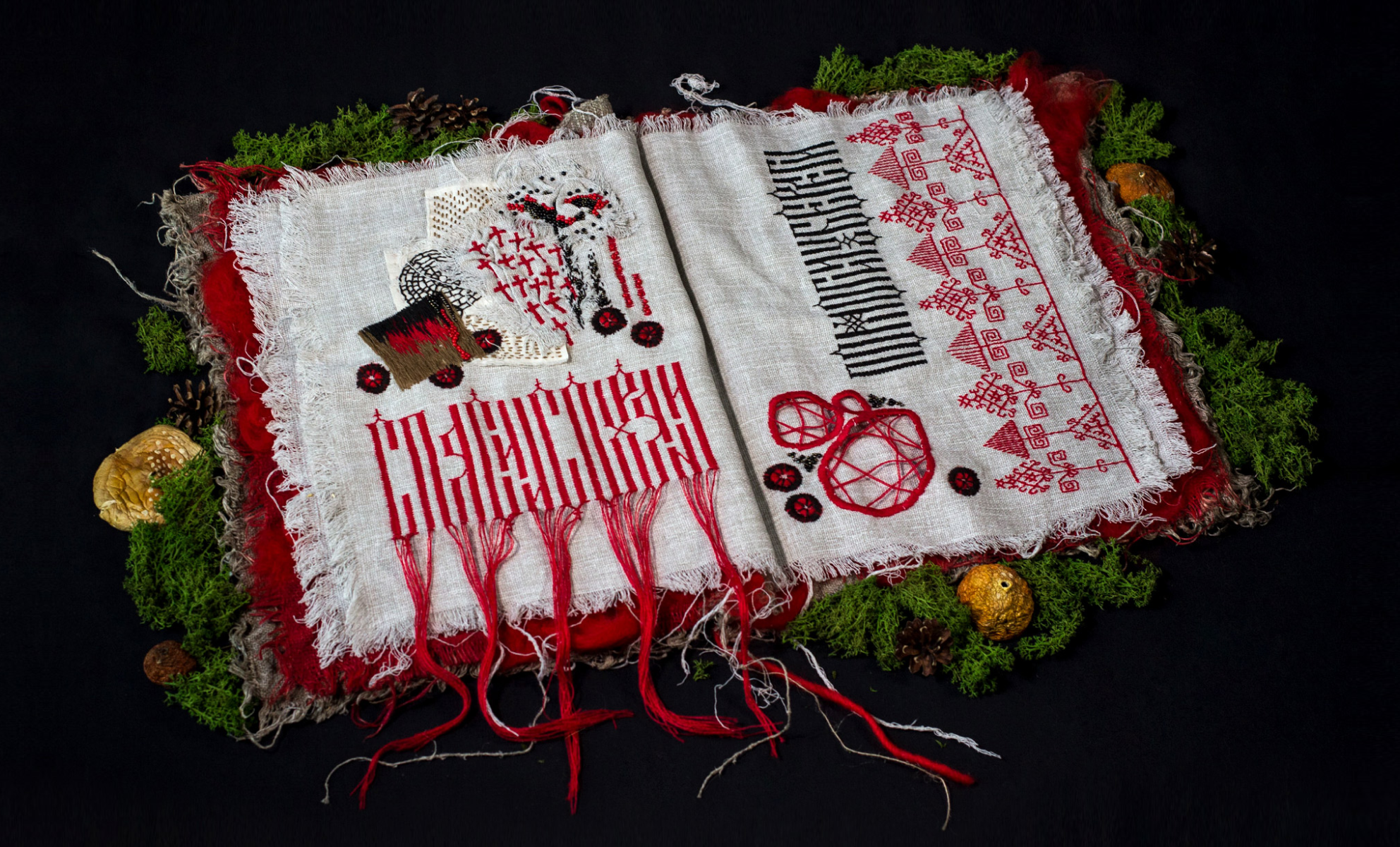 Вышитая книга-оберег «Спаси и сохрани»