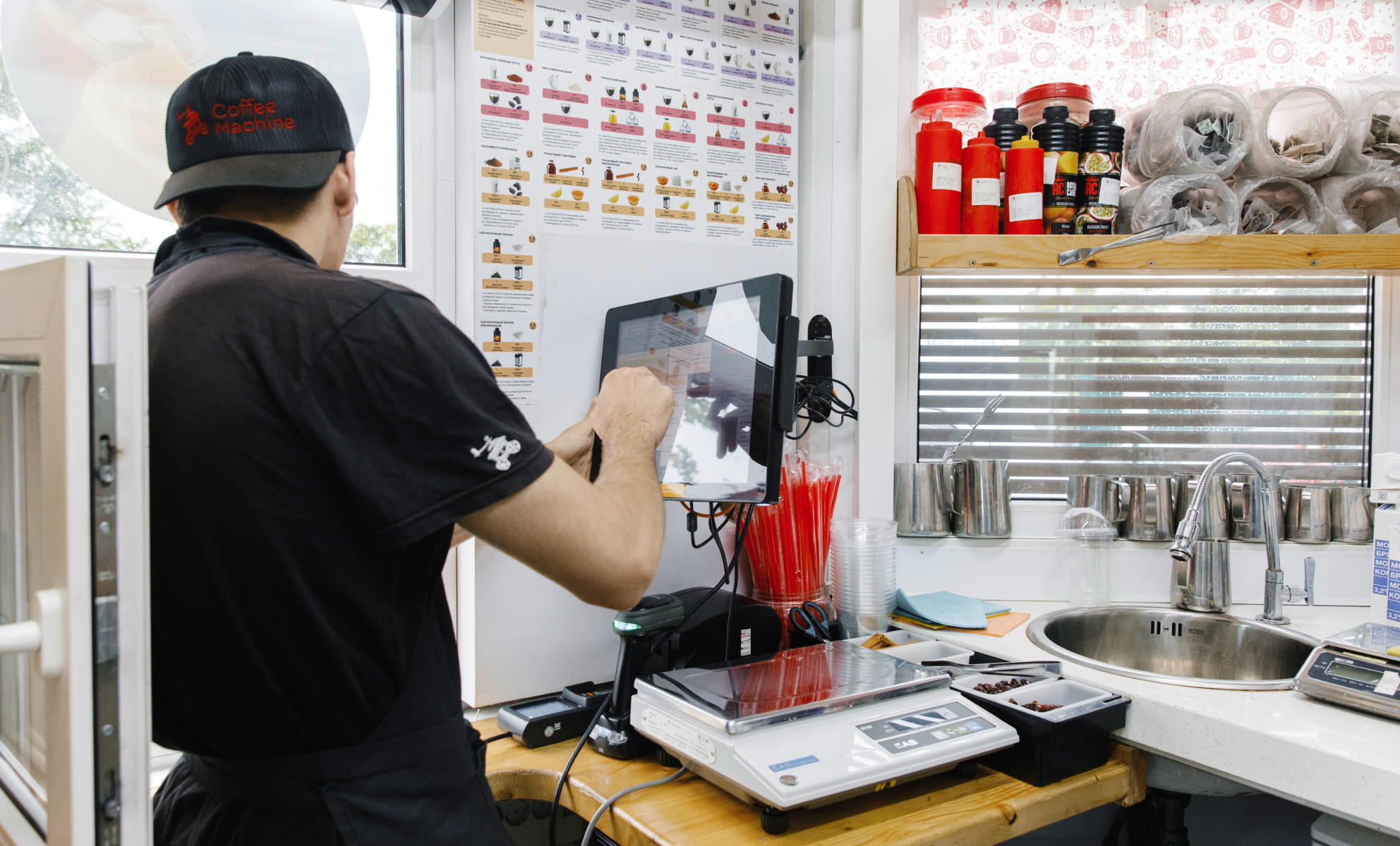 подсказки над кассой