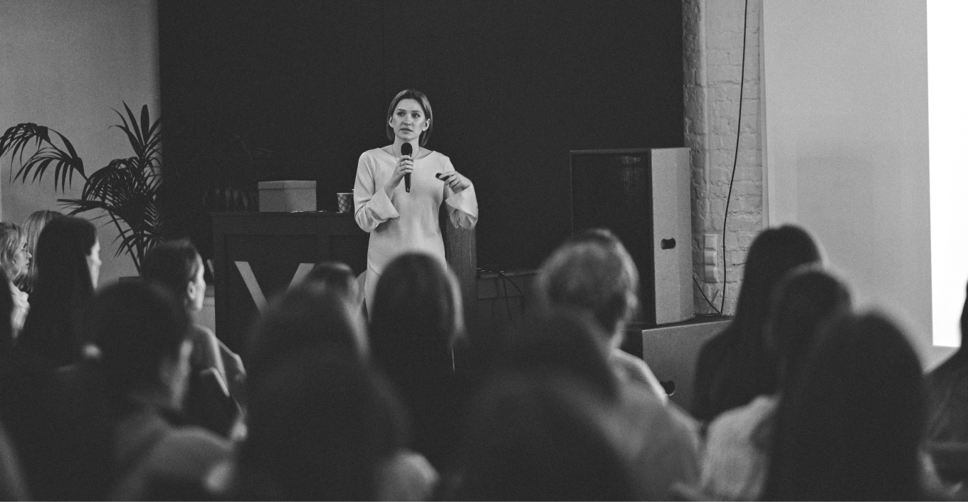 Анастасия Братиславская ведет тренинг