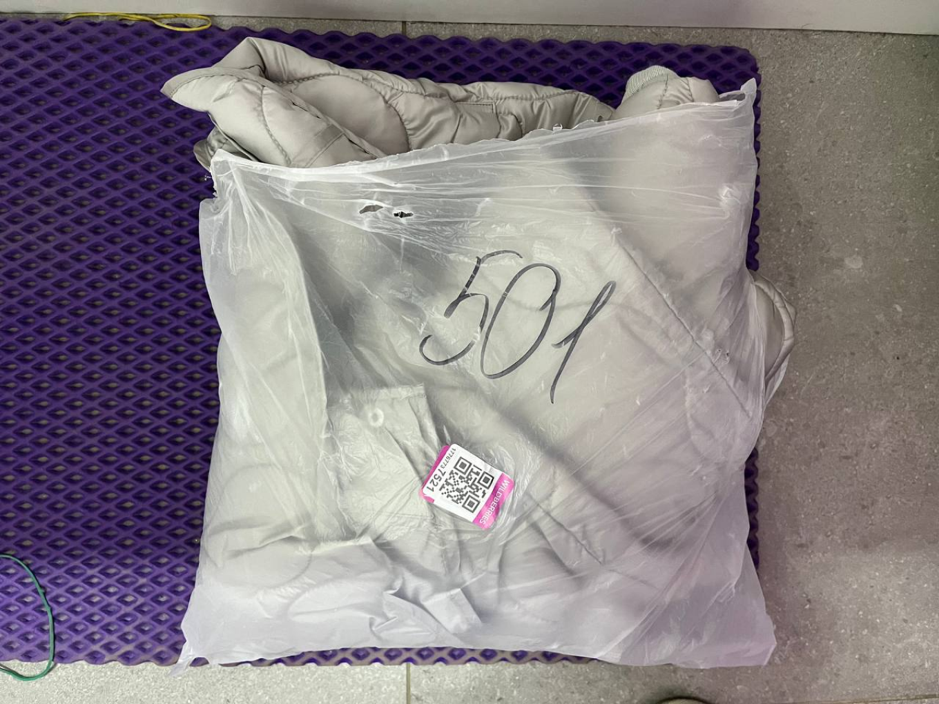 Продавец положил товар в тонкий запаянный пакет