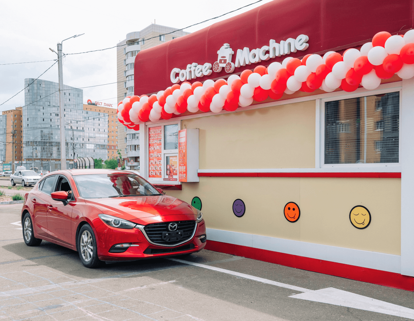 машина у окошка кофейни