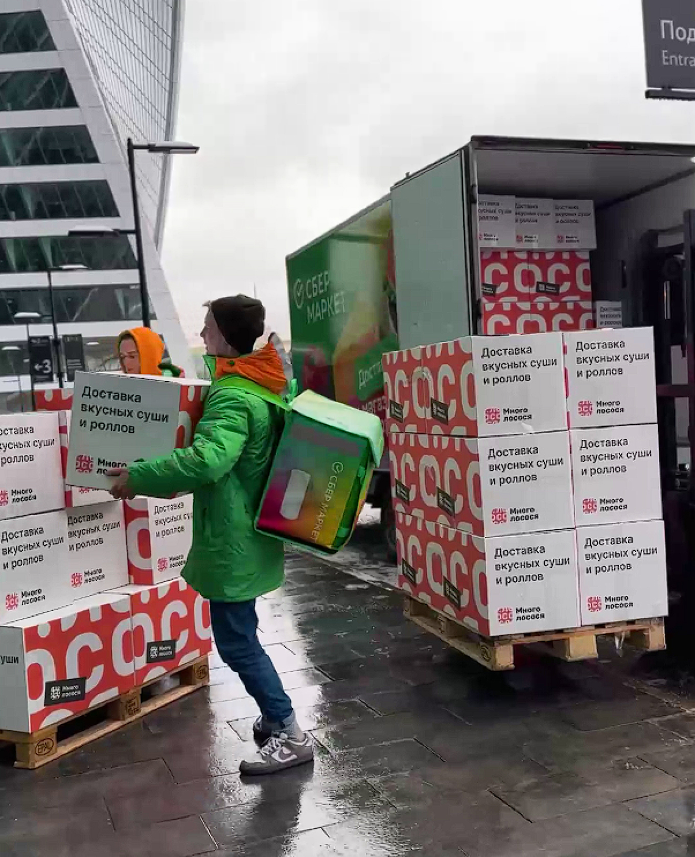 Один московский офис заказал грузовик роллов на 8 Марта