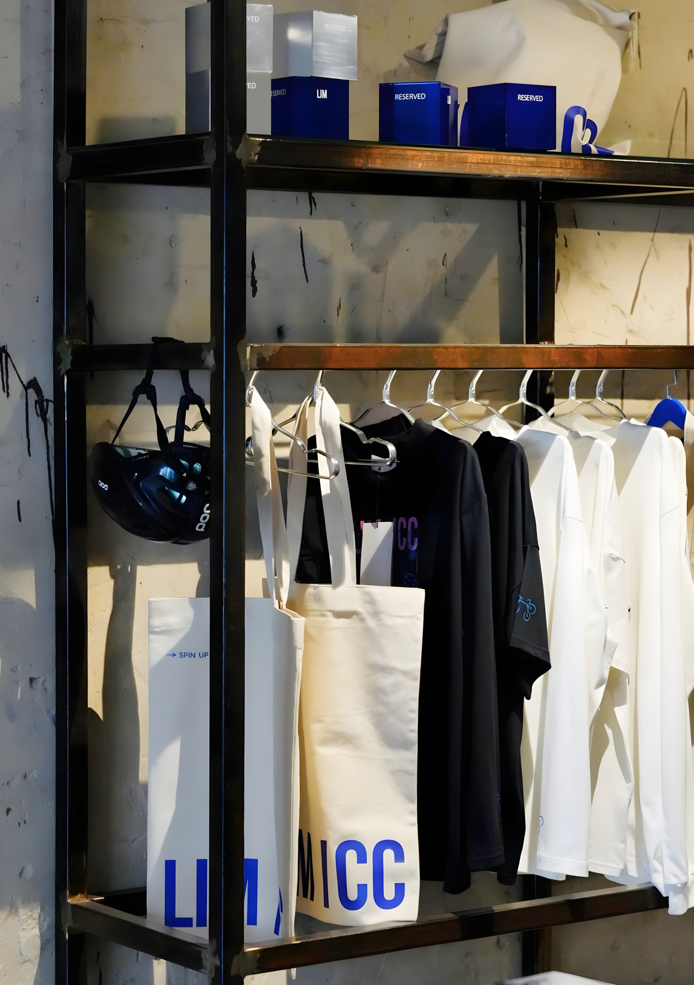 Зона шоурума в кафе Lim