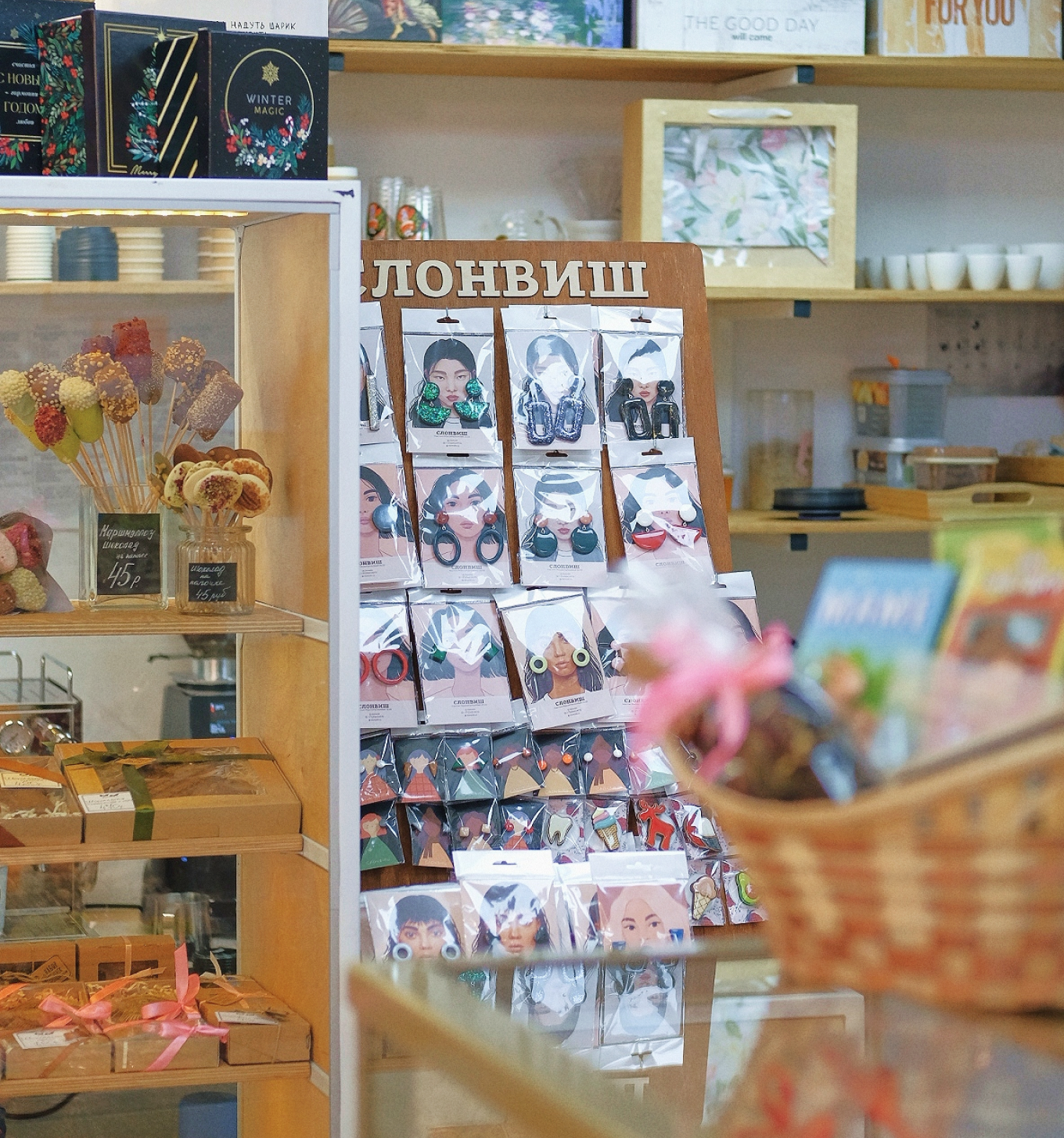 Стенд с украшениями на кассе в магазине чая и сувениров