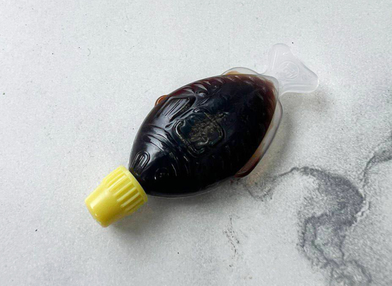 Пример подачи соевого соуса в пластиковых рыбках