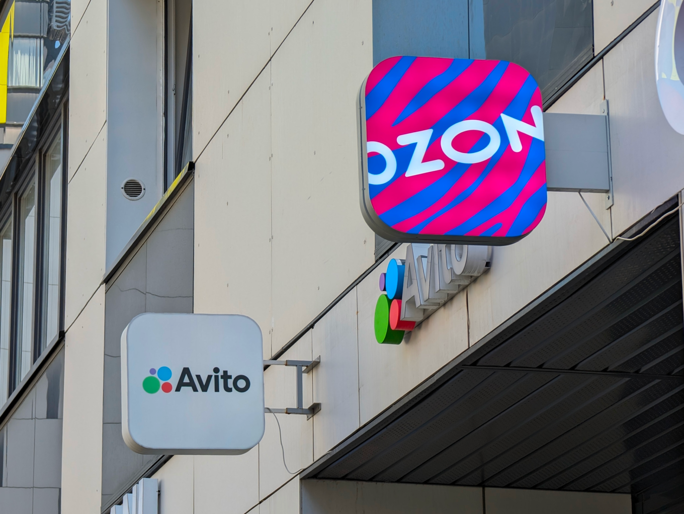 Консольная вывеска на фасаде