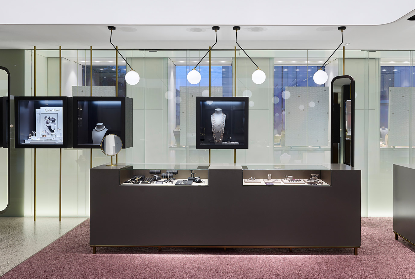 Холодный свет в магазине