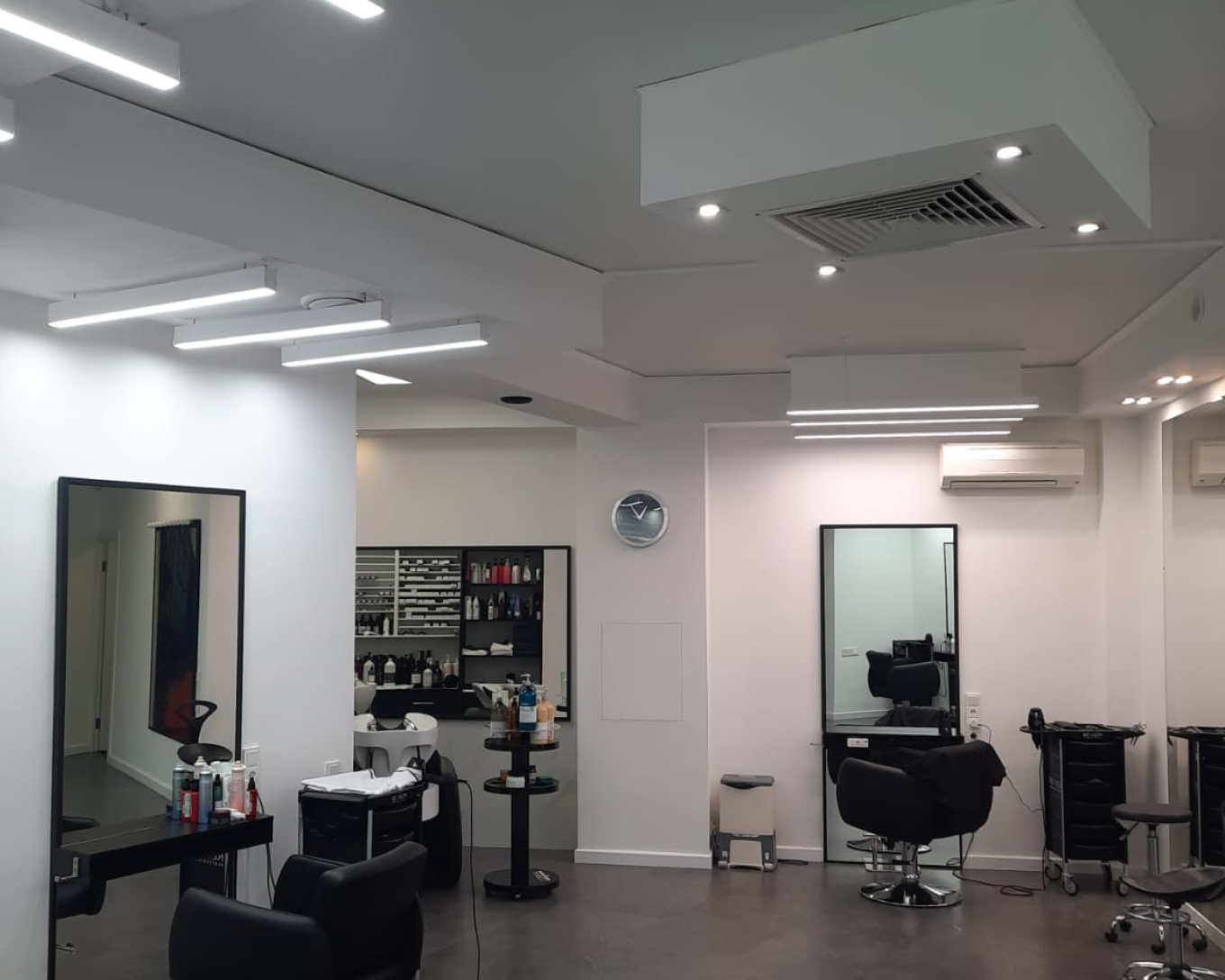 Дизайнерское освещение рабочих мест в салоне красоты