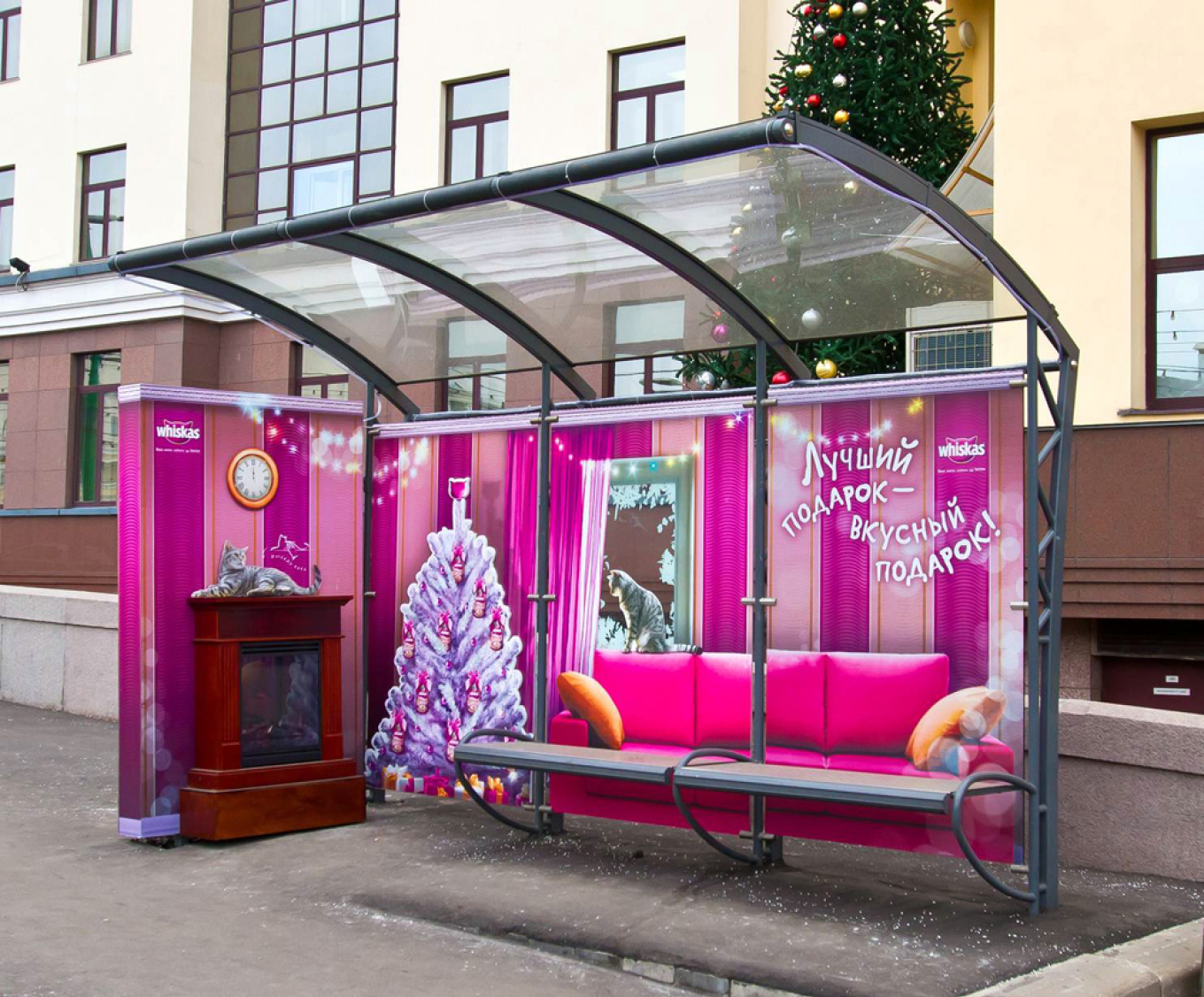 Whiskas забрендировал остановки в крупных городах России