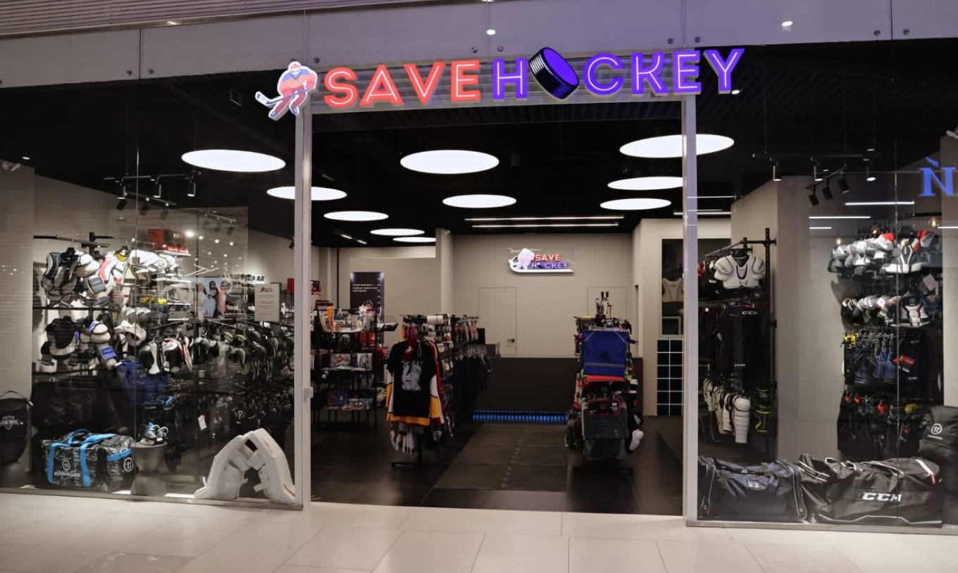 Дизайнерское освещение через витрину магазина