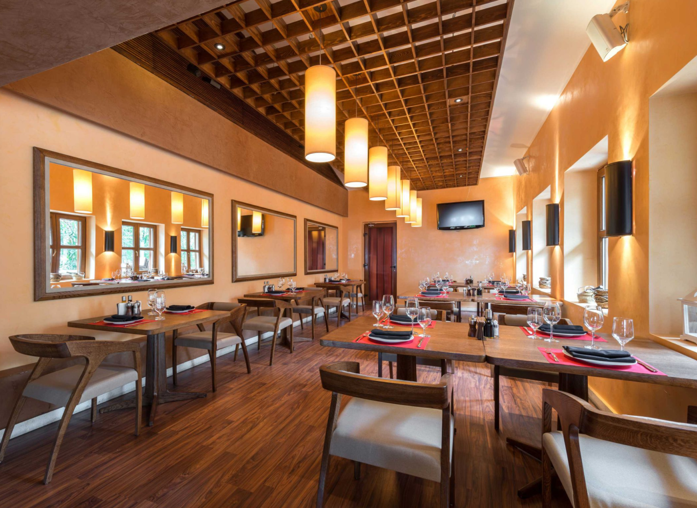 Теплый свет в помещении общественного питания