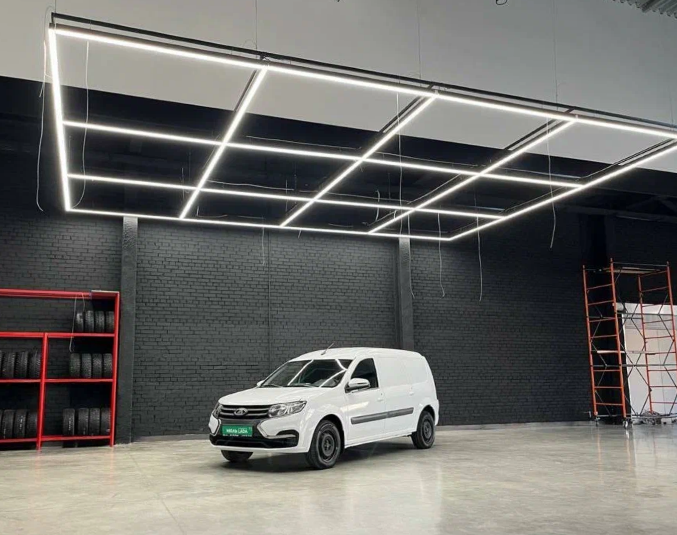 Нестандартный дизайнерский светильник для автосалона