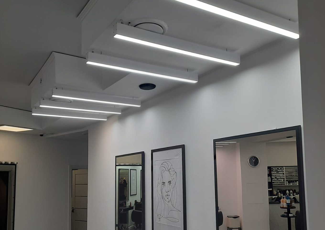 Дизайнерское освещение парикмахерской