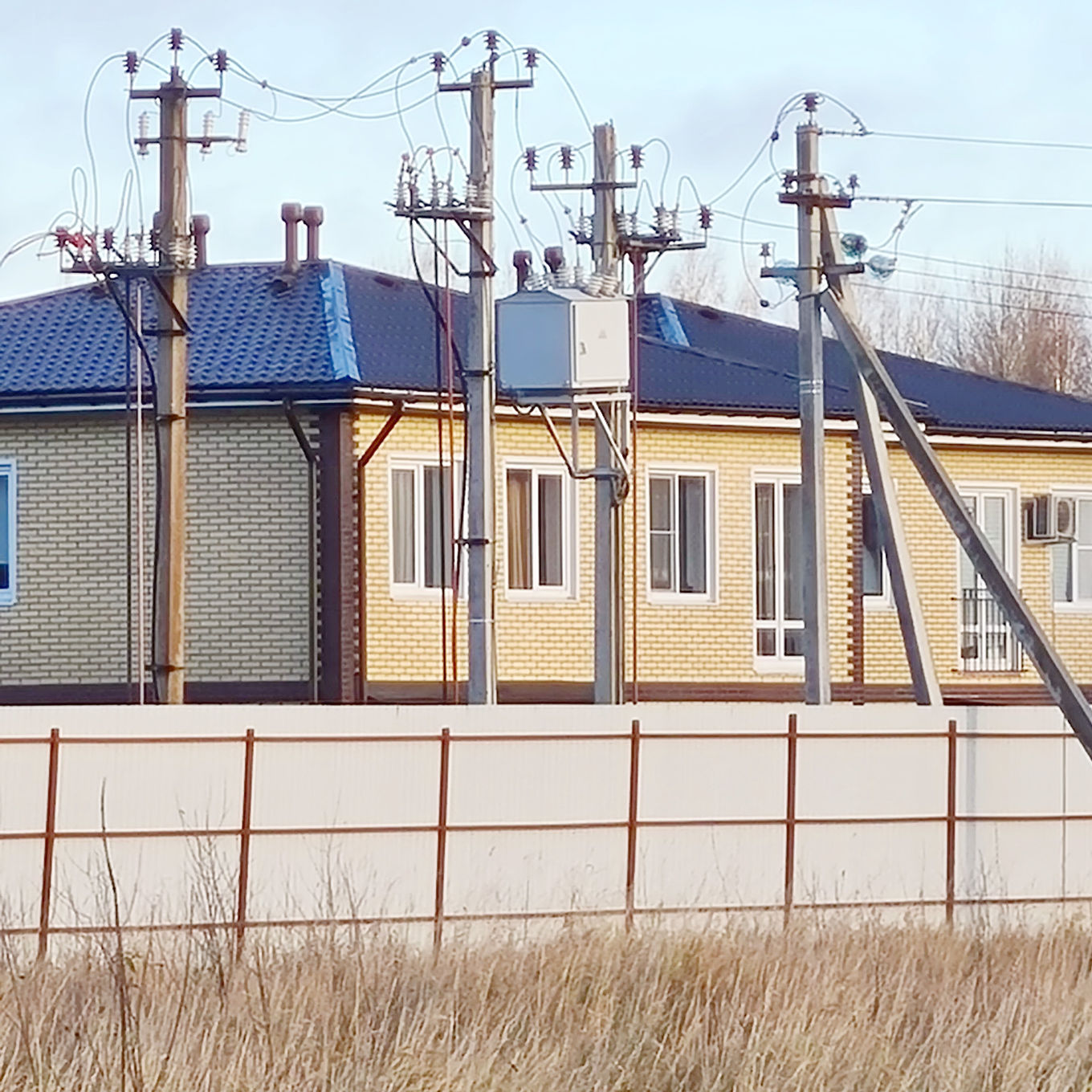 Столбы на фоне домов