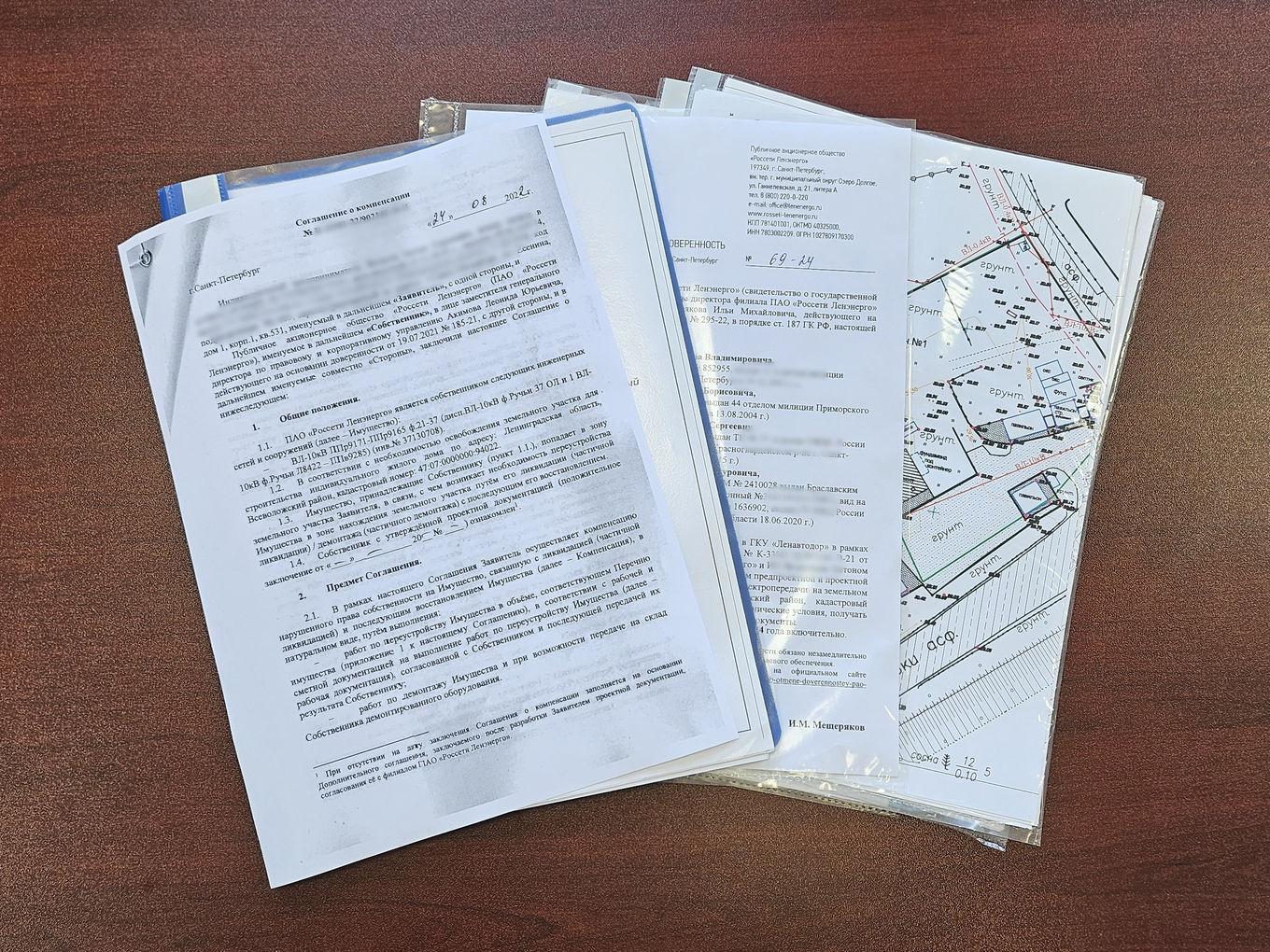 Документы на столе