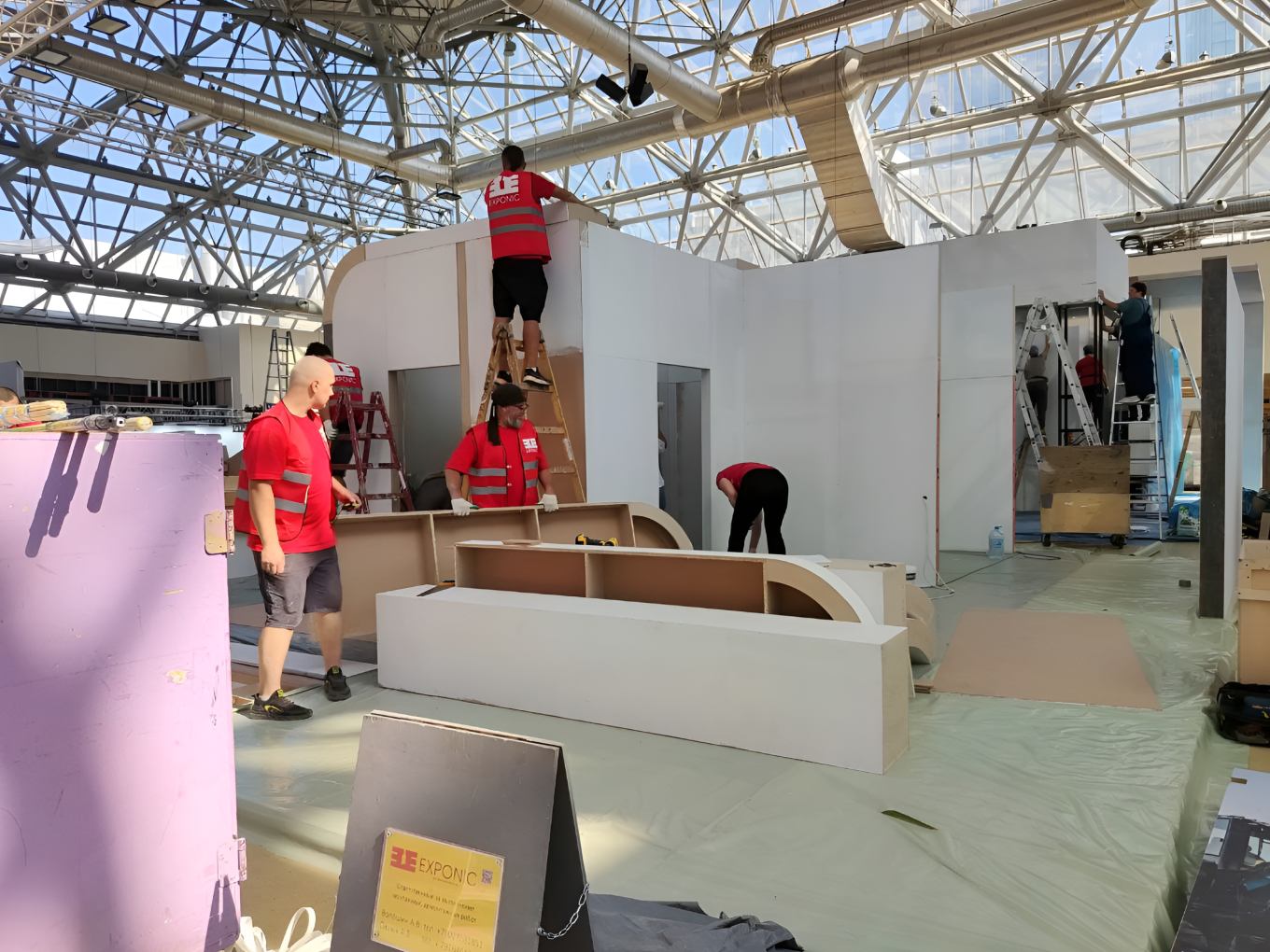 Монтаж стенда