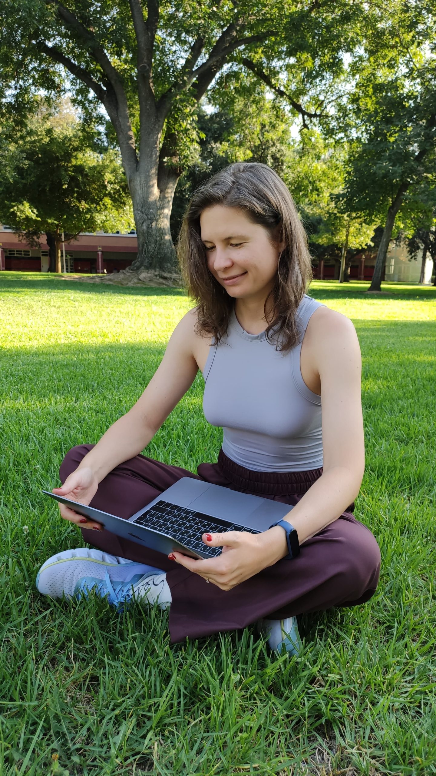 Иллюстрация с изображением продакт-менеджера, работающего с командой, планирует этапы разработки цифрового продукта