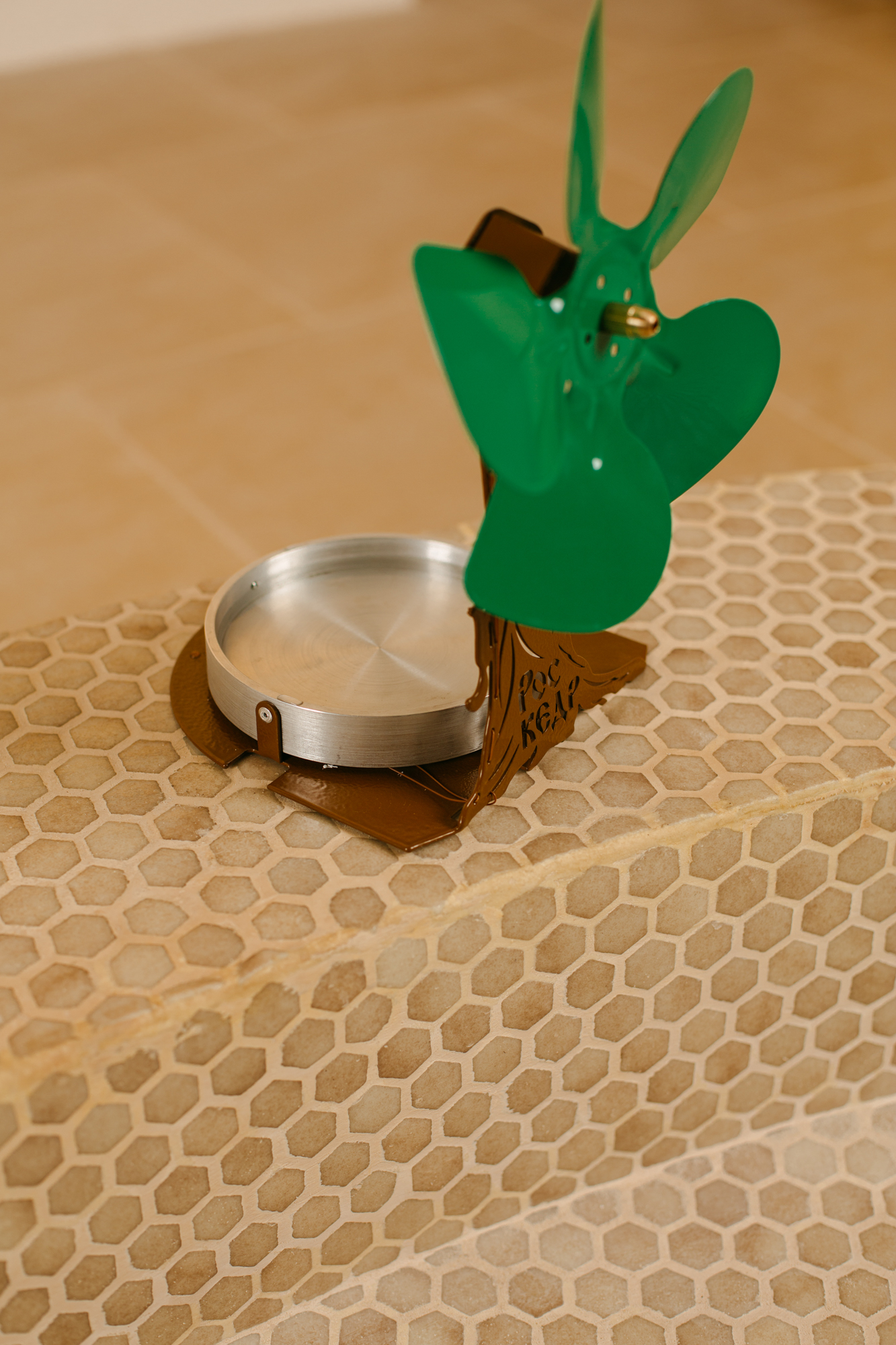 Вид вентилятора сбоку, где видна ёмкость для воды