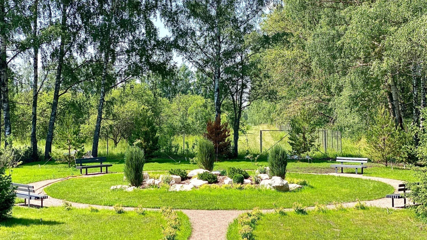 Парковая зона в коттеджном поселке бизнес-класса Lakeside Residence