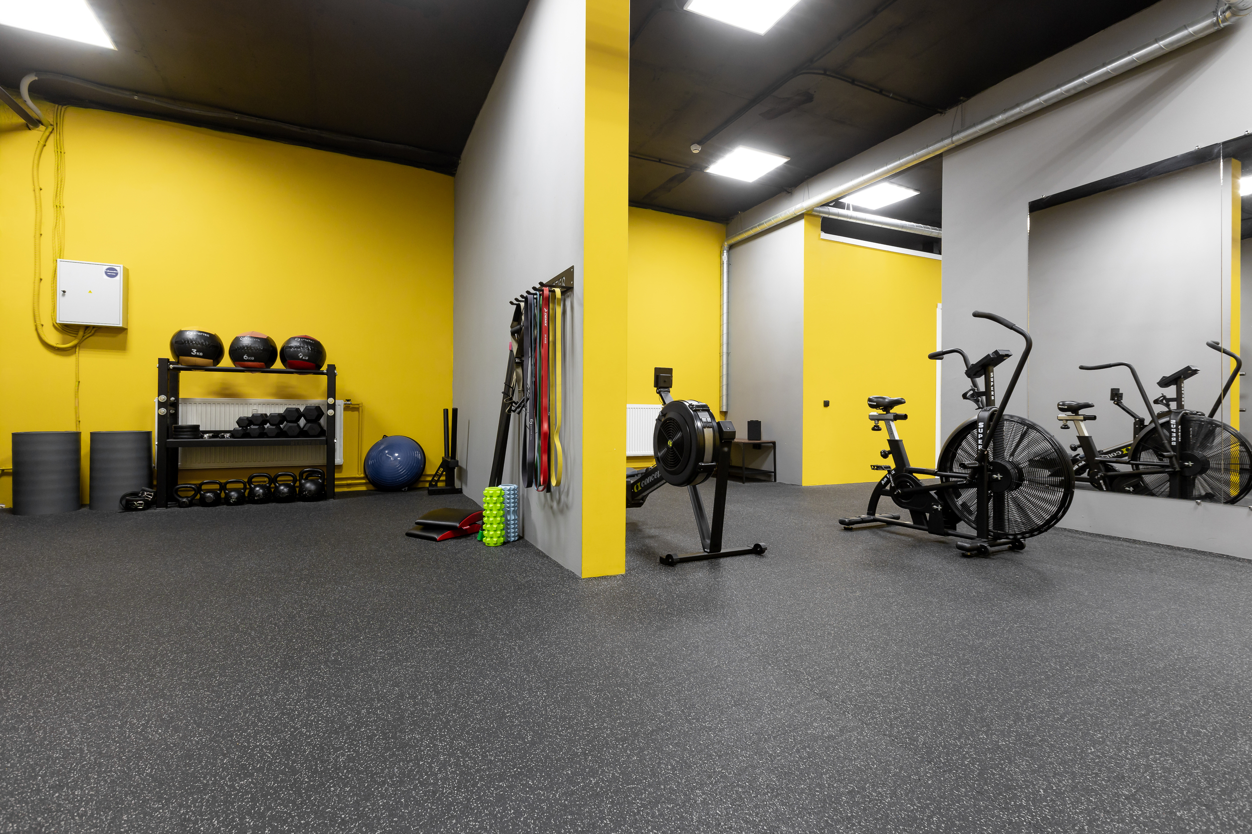 Интерьер фитнес-студии FITROOM.RU с современным оборудованием