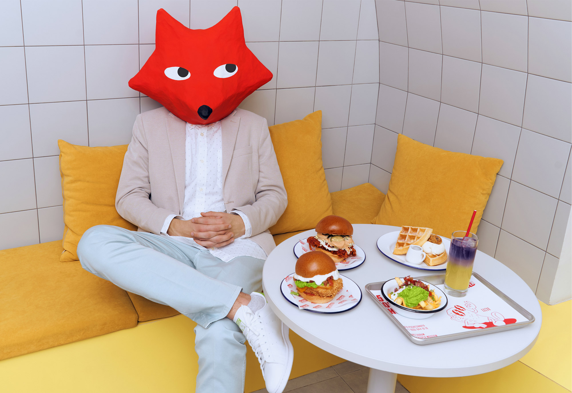 Лис за столом