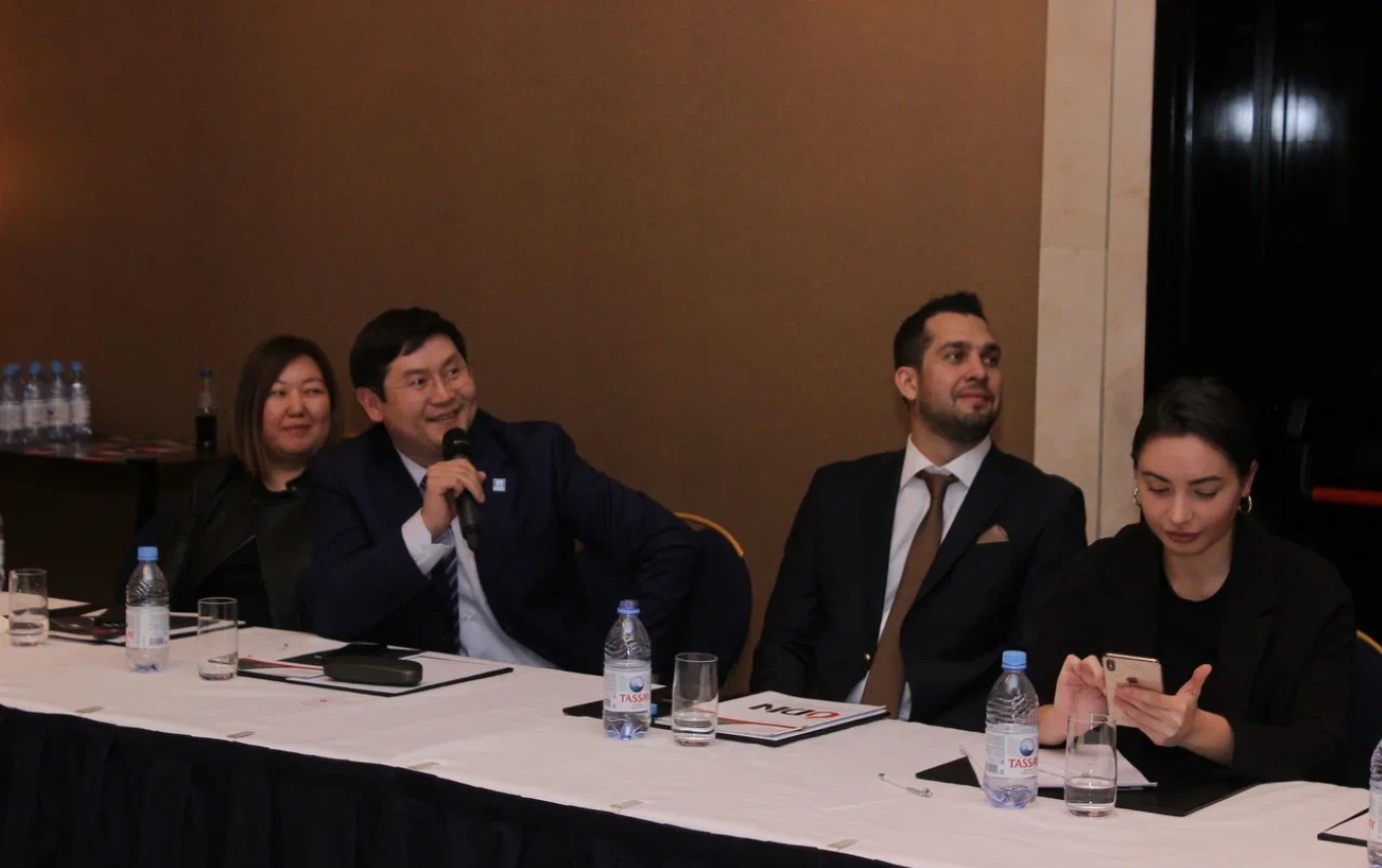 Группа специалистов обсуждает этапы внедрения изменений